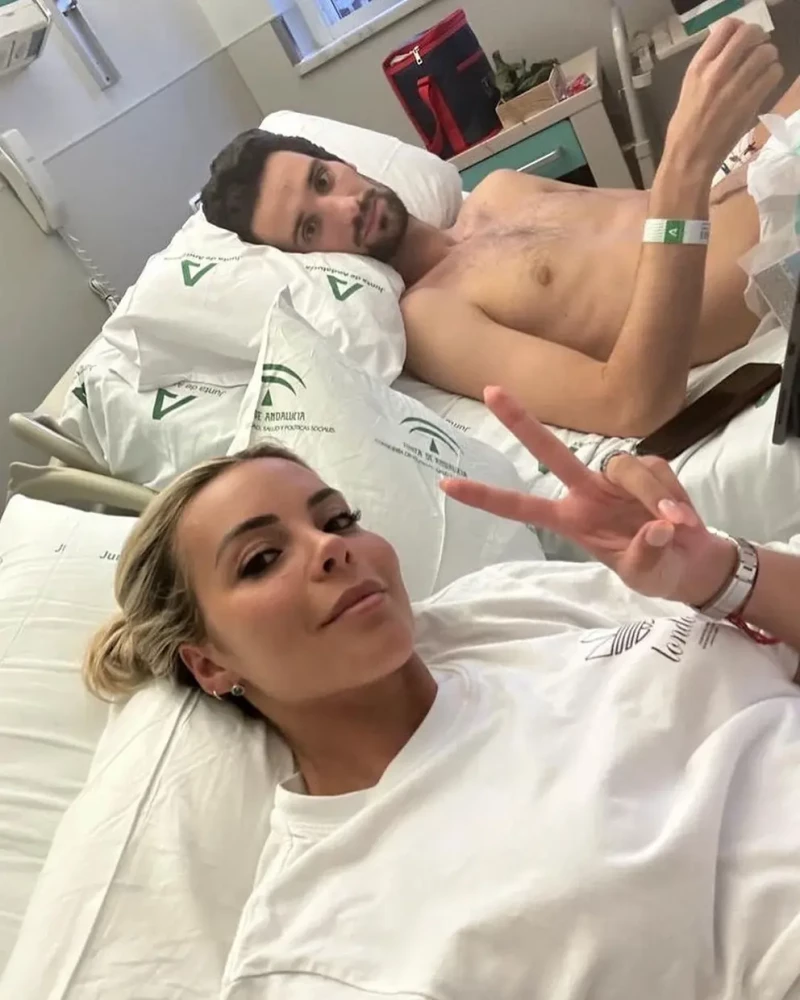 Sergio Rico en el hospital con su novia