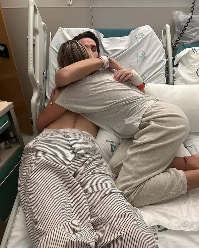 Sergio Rico abrazando a su mujer en el hospital.