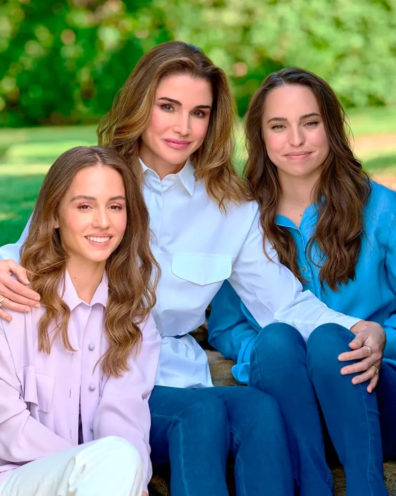 Rania con sus dos hijas.