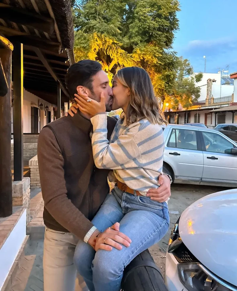 Sergio Rico y su mujer besándose