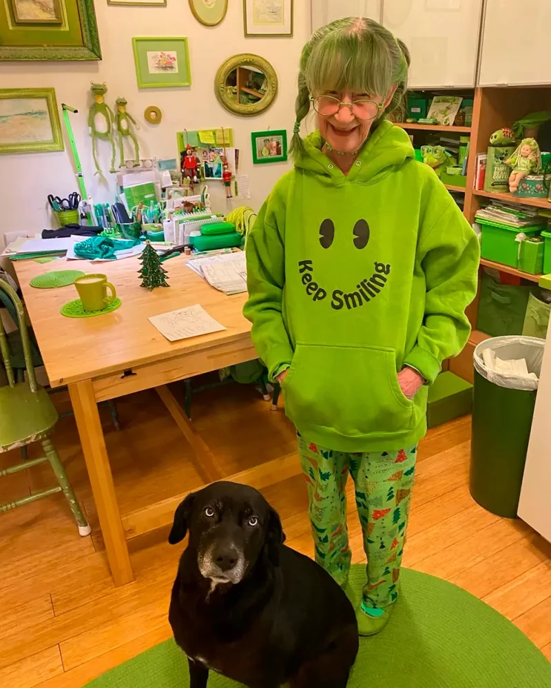 Green Lady en su casa con su perro.