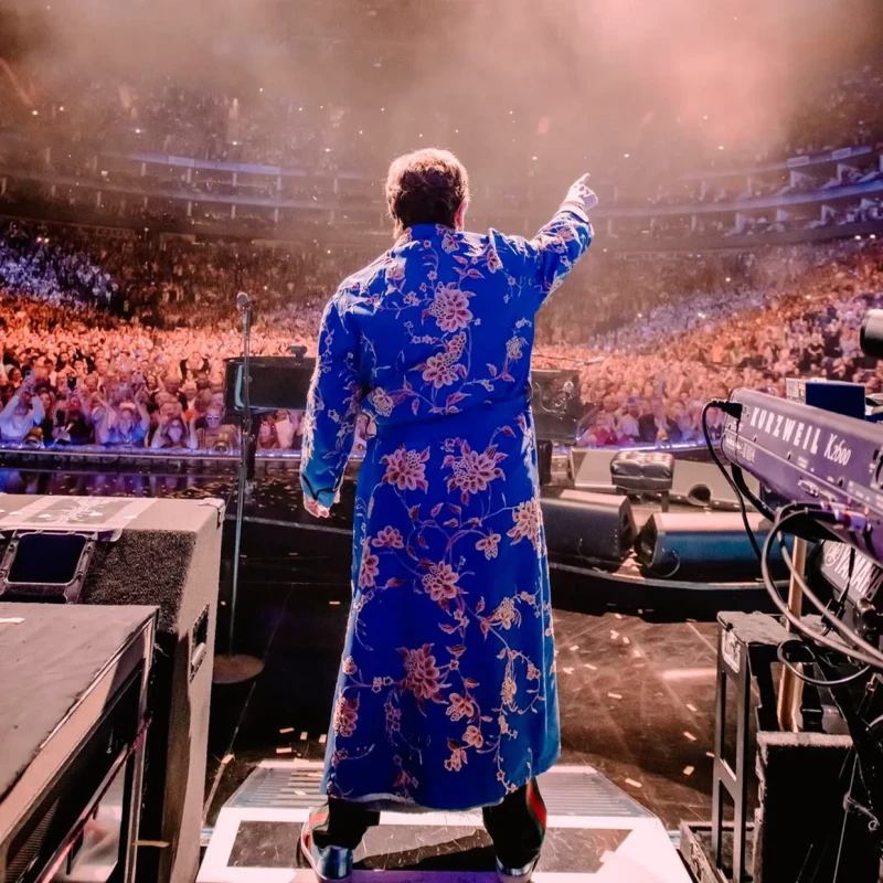 Elton John subido a un escenario, ante de sus fans.