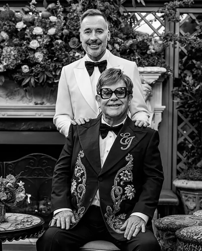 Elton John posando junto a su marido.