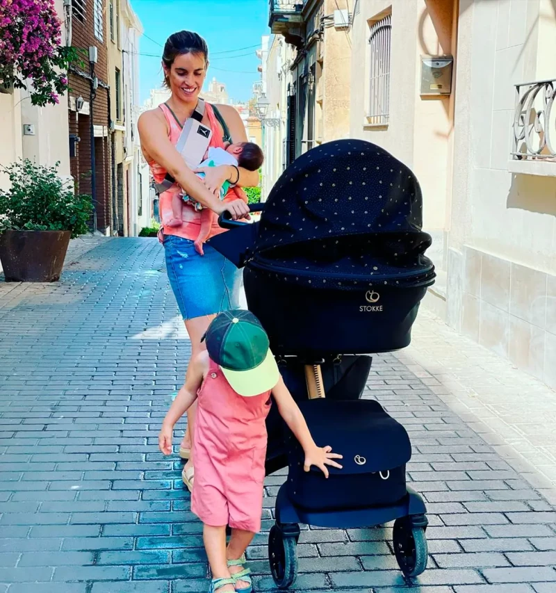 Ona Carbonell paseando con sus hijos por la calle.