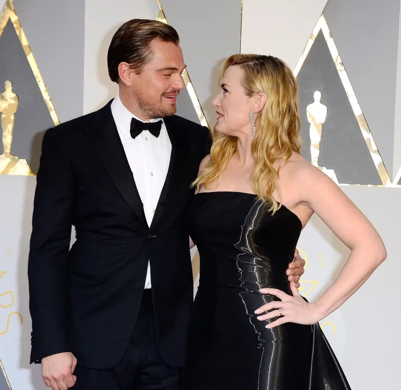Leonardo DiCaprio y  Kate Winslet posando juntos en los premios Oscar.