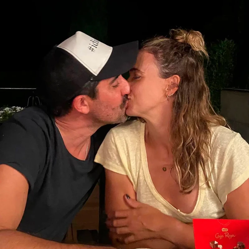 Álex Ubago besando a su pareja.