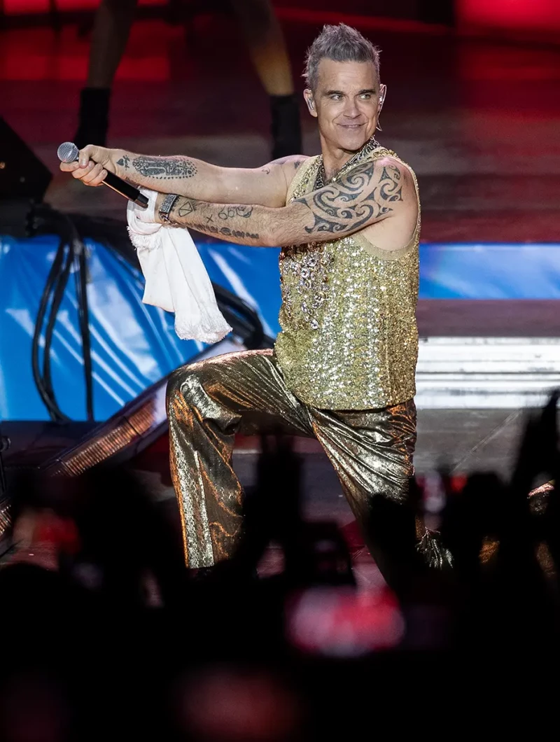 Robbie Williams en el escenario.