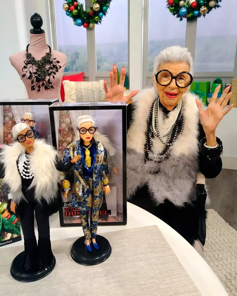 Iris Apfel con muñecas inspiradas en ella.