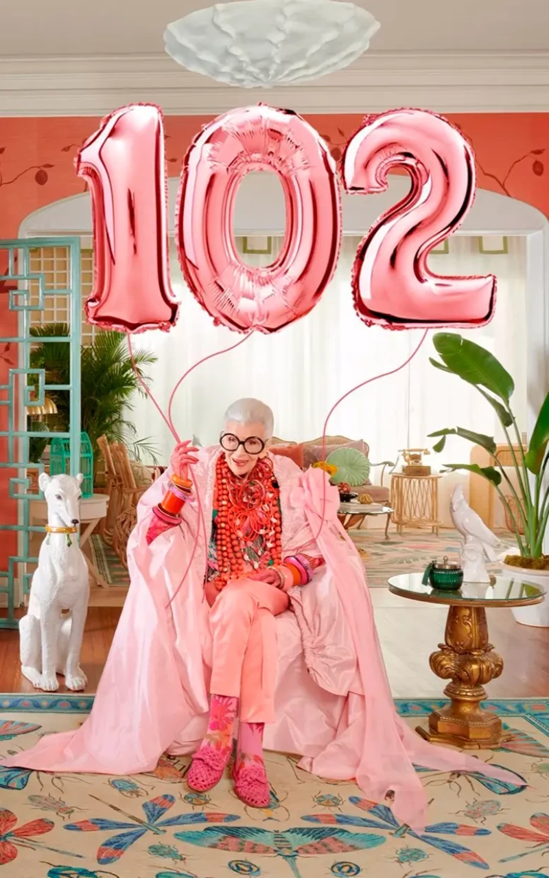 Iris Apfel con globos cuando cumplió 102 años.