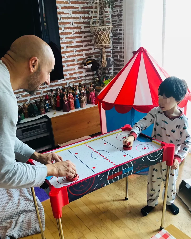 Alain Hernández jugando con su hijo de 4 años.