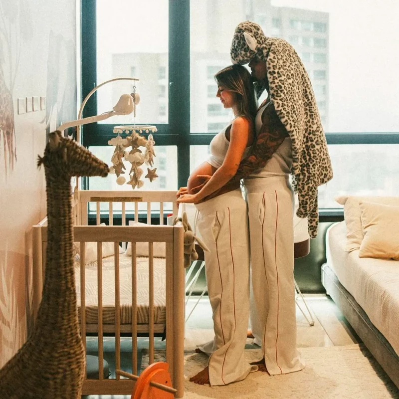Maluma con su pareja cuando preparaban la habitación del bebé.