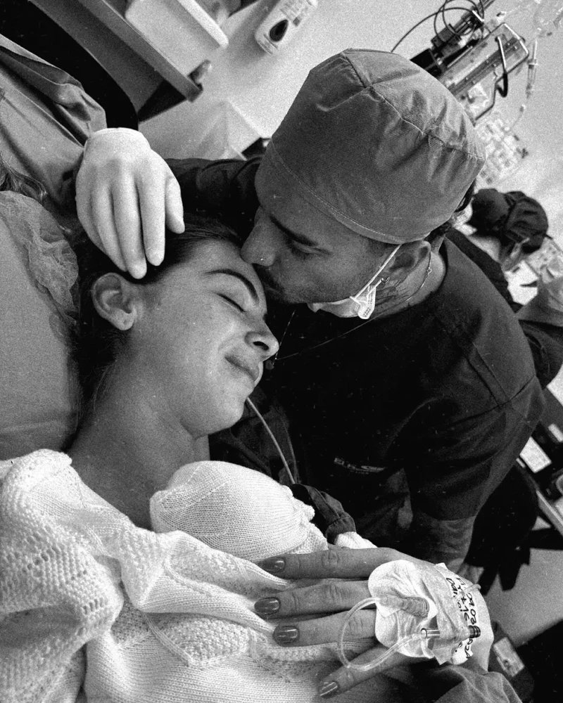 Maluma besando a su mujer tras el parto.