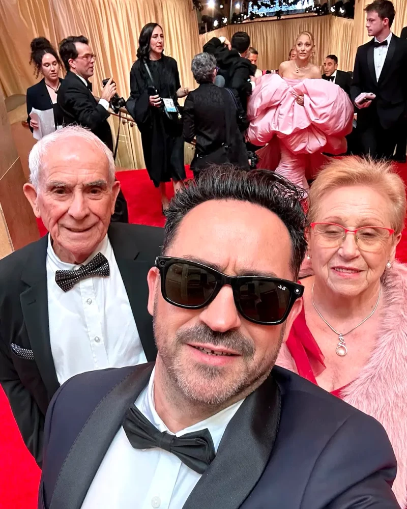 Juan Antonio Bayona con sus padres en los Oscar.