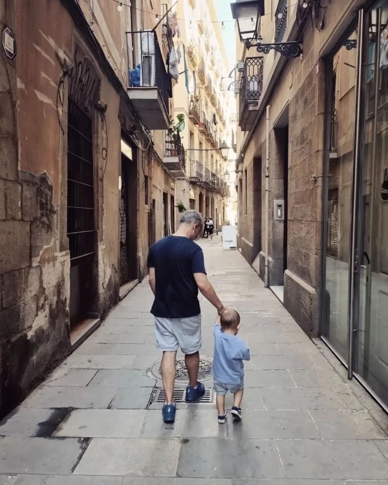 Javier Gutiérrez paseando con su hijo pequeño.