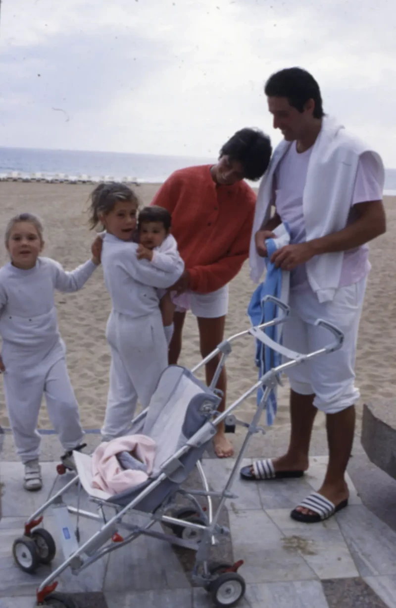 Emilio Aragón y Aruca con sus hijos de pequeños.