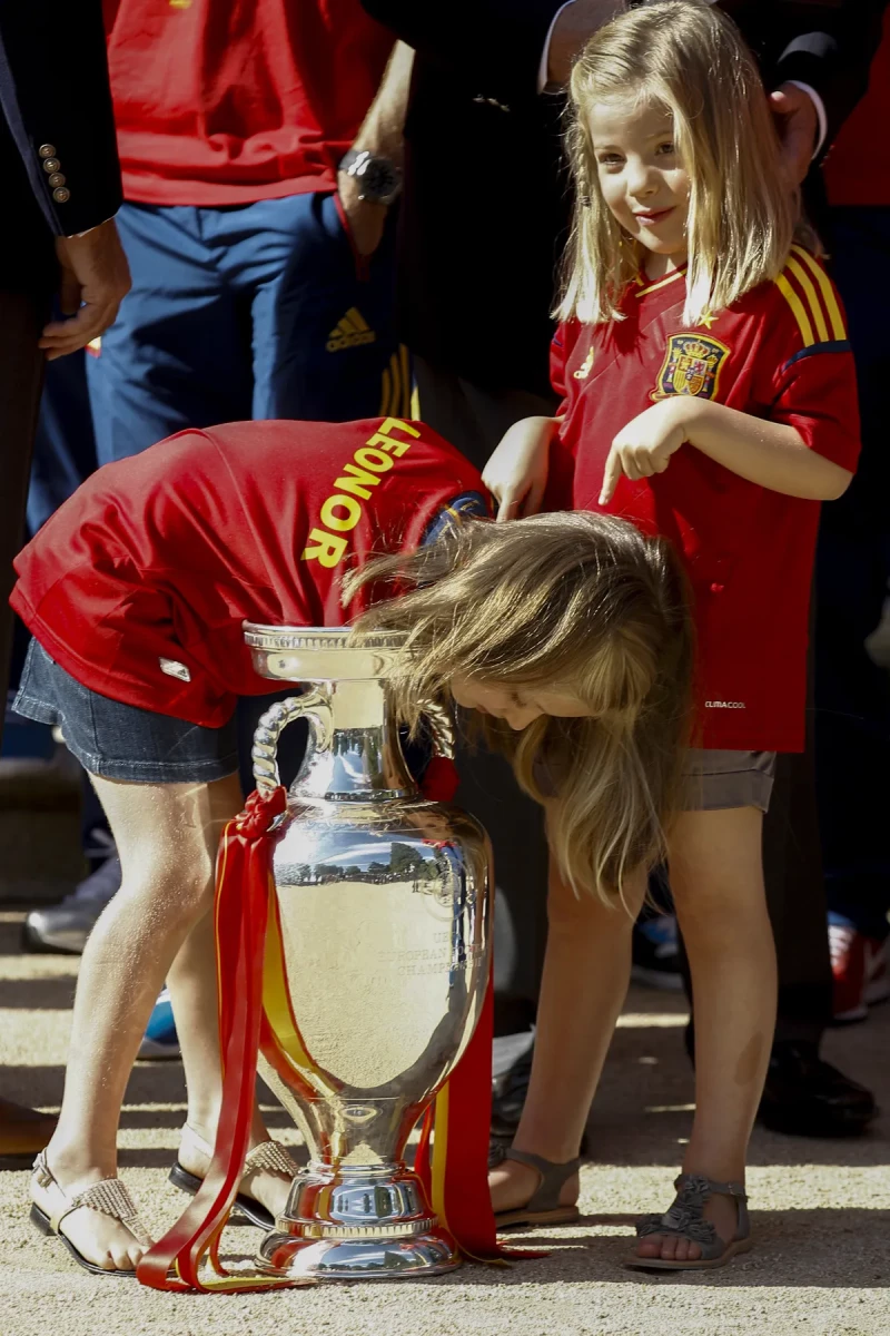 La princesa Leonor y la infanta Sofía con la Eurocopa de España, en 2012.