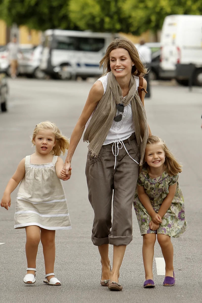 La reina Letizia con sus hijas, en 2010.
