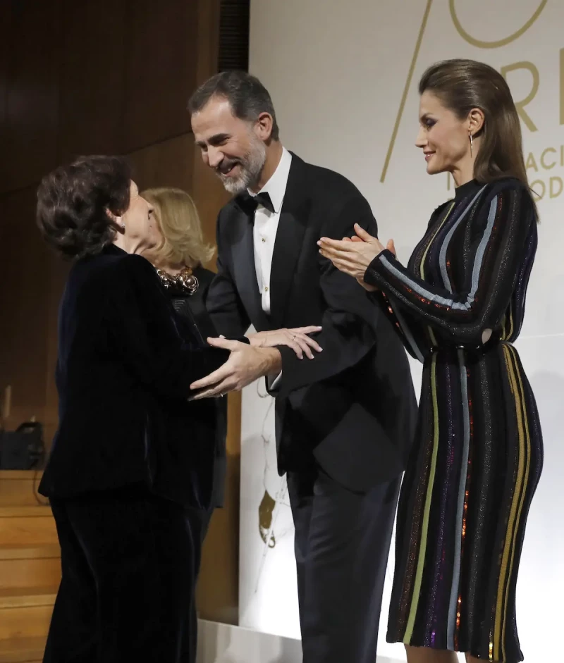 l rey Felipe VI y la reina Letizia hacen entrega del premio Luca de Tena a la periodista Victoria Prego (i) durante la entrega de la 96 edición de los premios Internacionales de Periodismo ABC