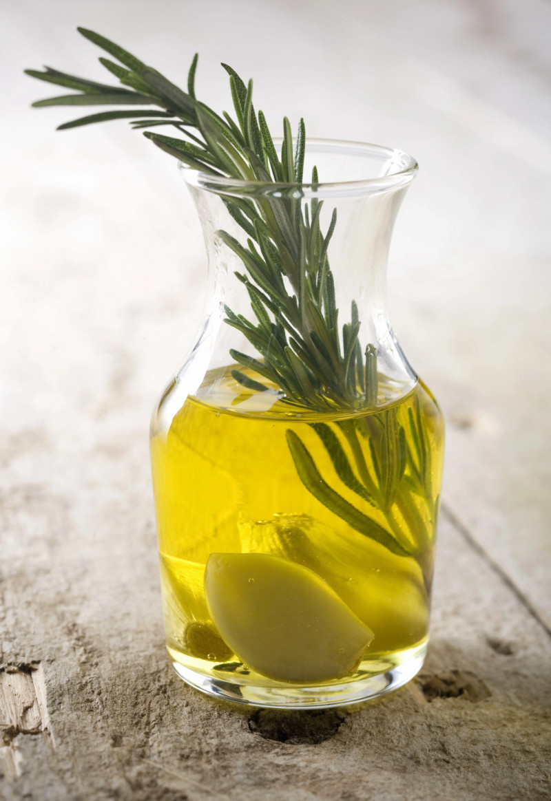 Aceite de oliva con ajo y romero