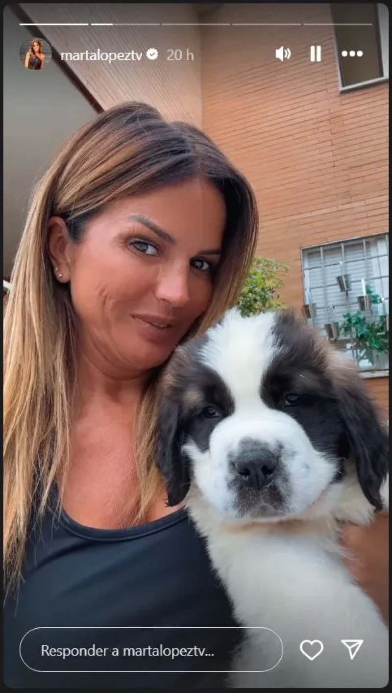 Marta López presenta a su perro, Ron.