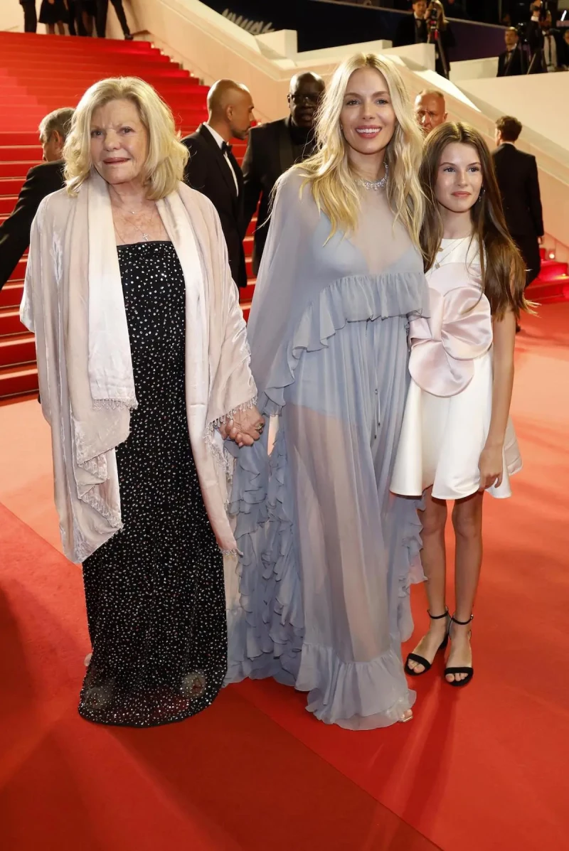 Siena Miller con mujer e hija