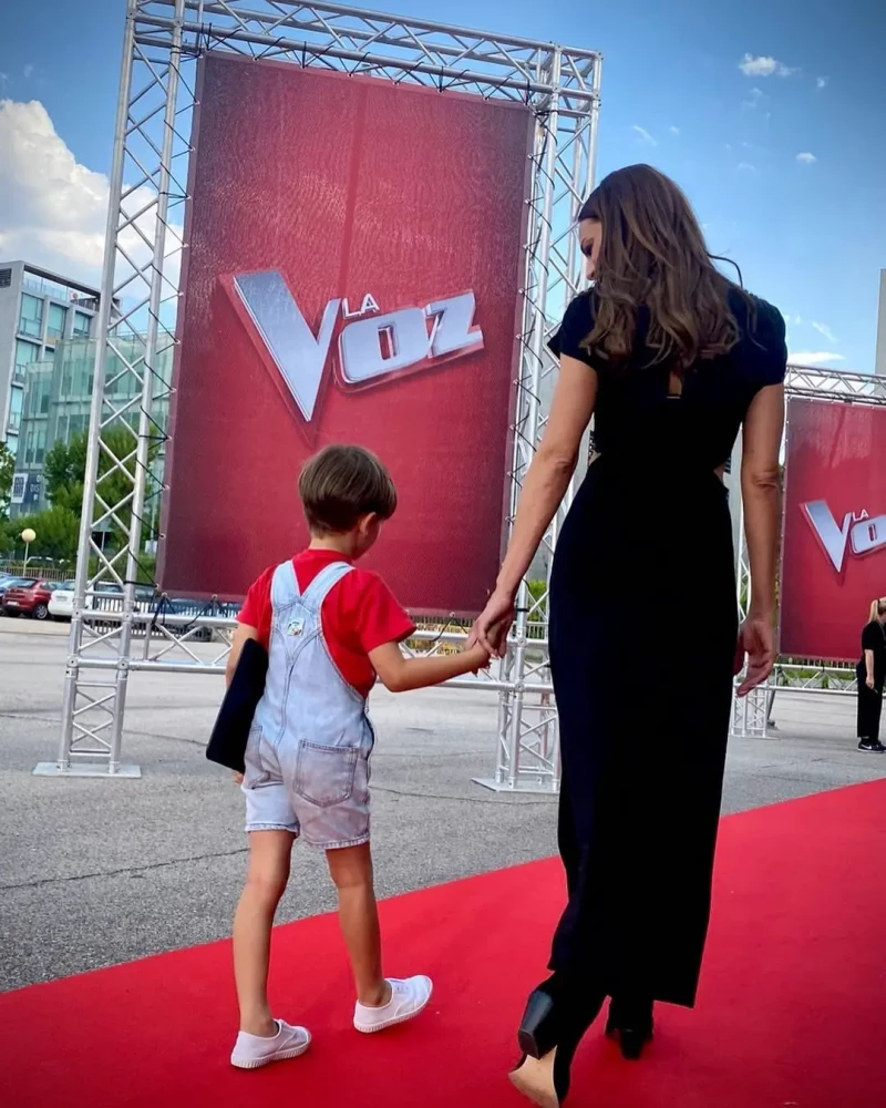 Eva González hijo de la mano