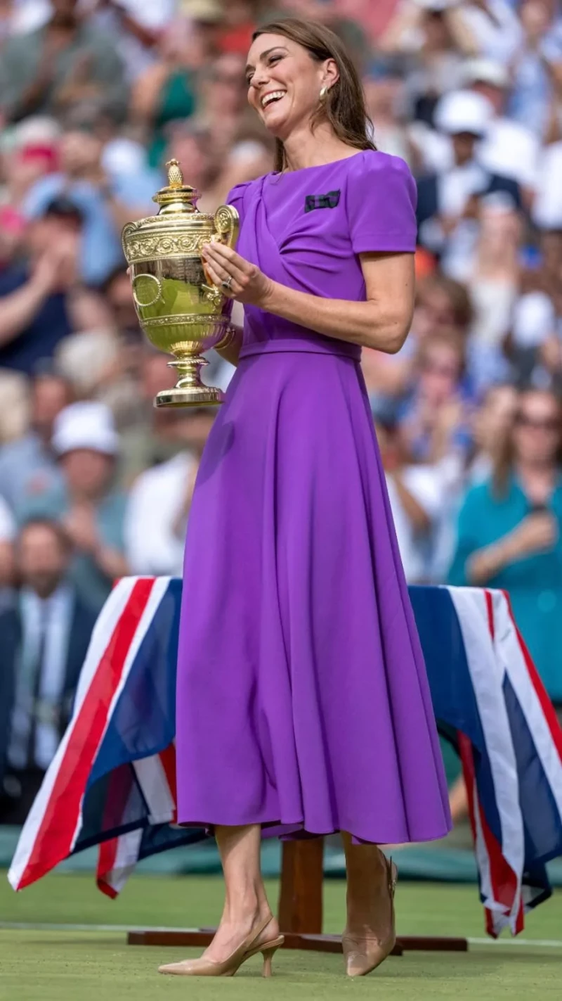 Kate Middleton lleva el trofeo a Carlos Alcaraz.