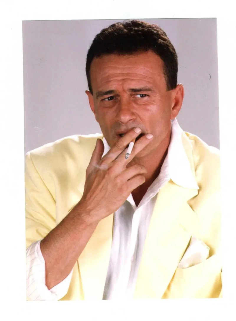 Pino d’Angiò fumando