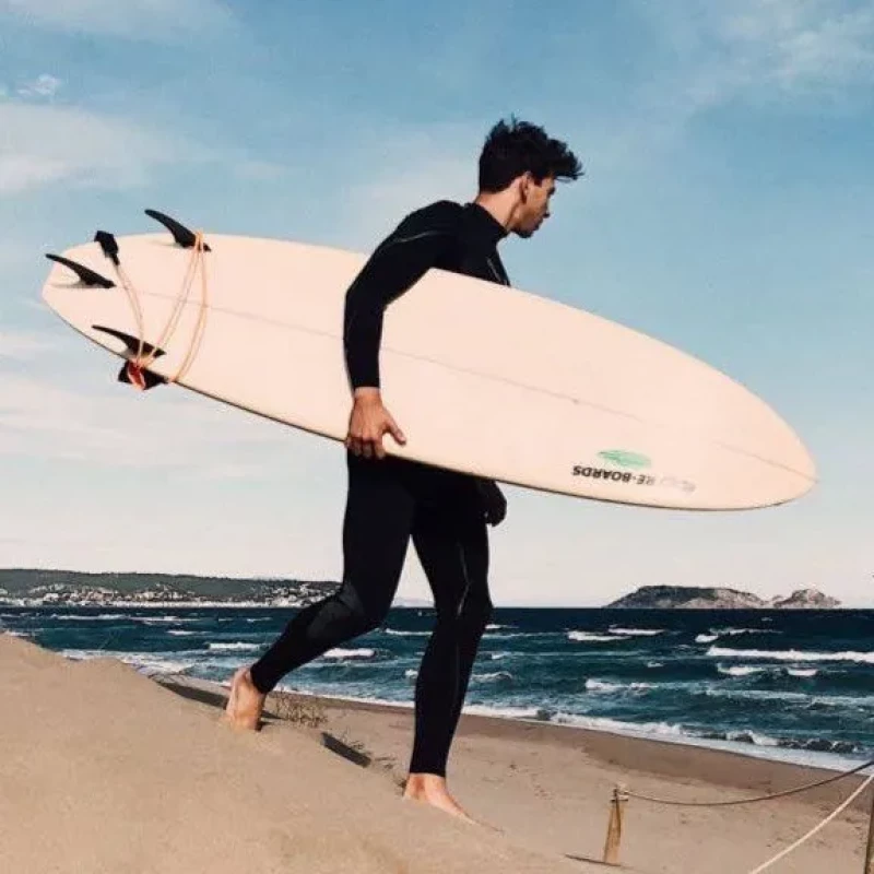 Adrià Cruz haciendo surf.