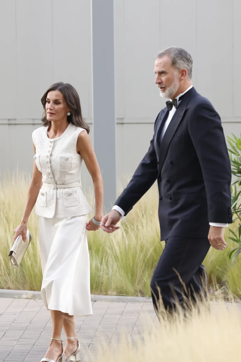 Felipe y Letizia llegando a la entrega de premios de periodismo ABC.