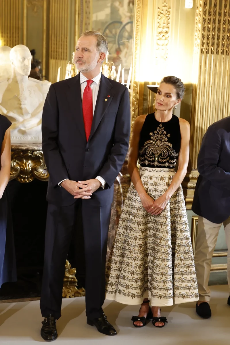 Los reyes, recibiendo al equipo olímpico en París.