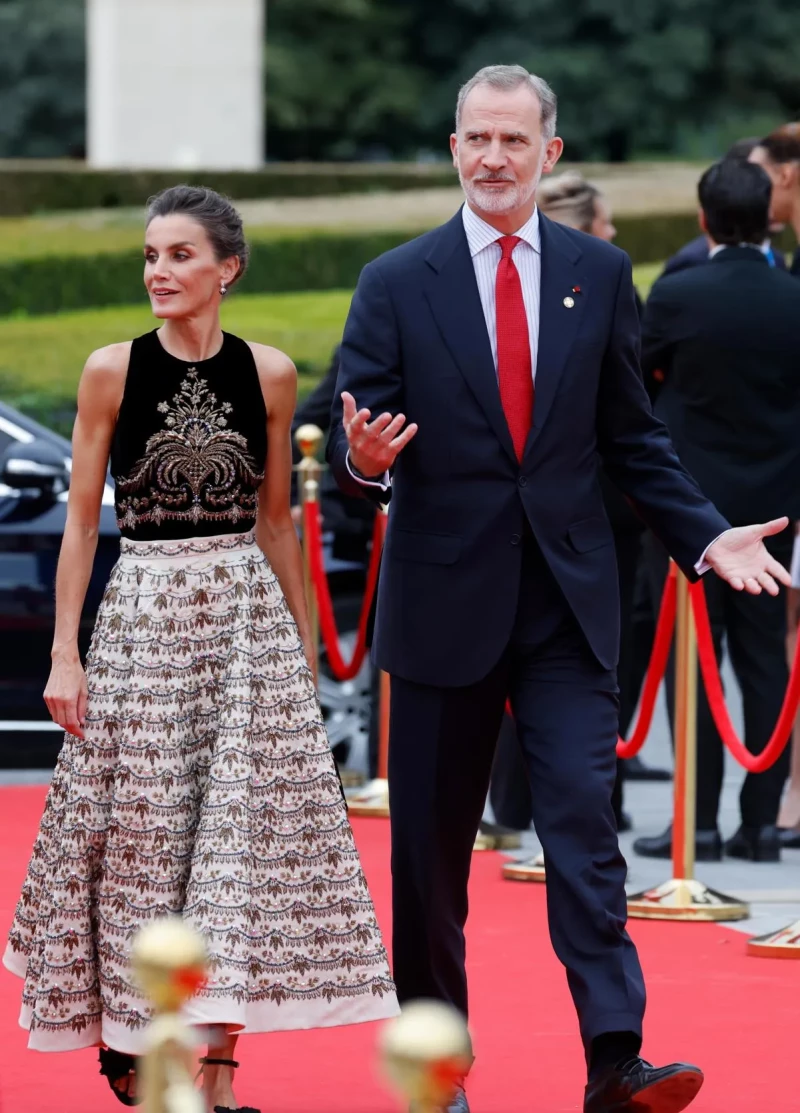 Felipe y Letizia llegan al Museo del Louvre.