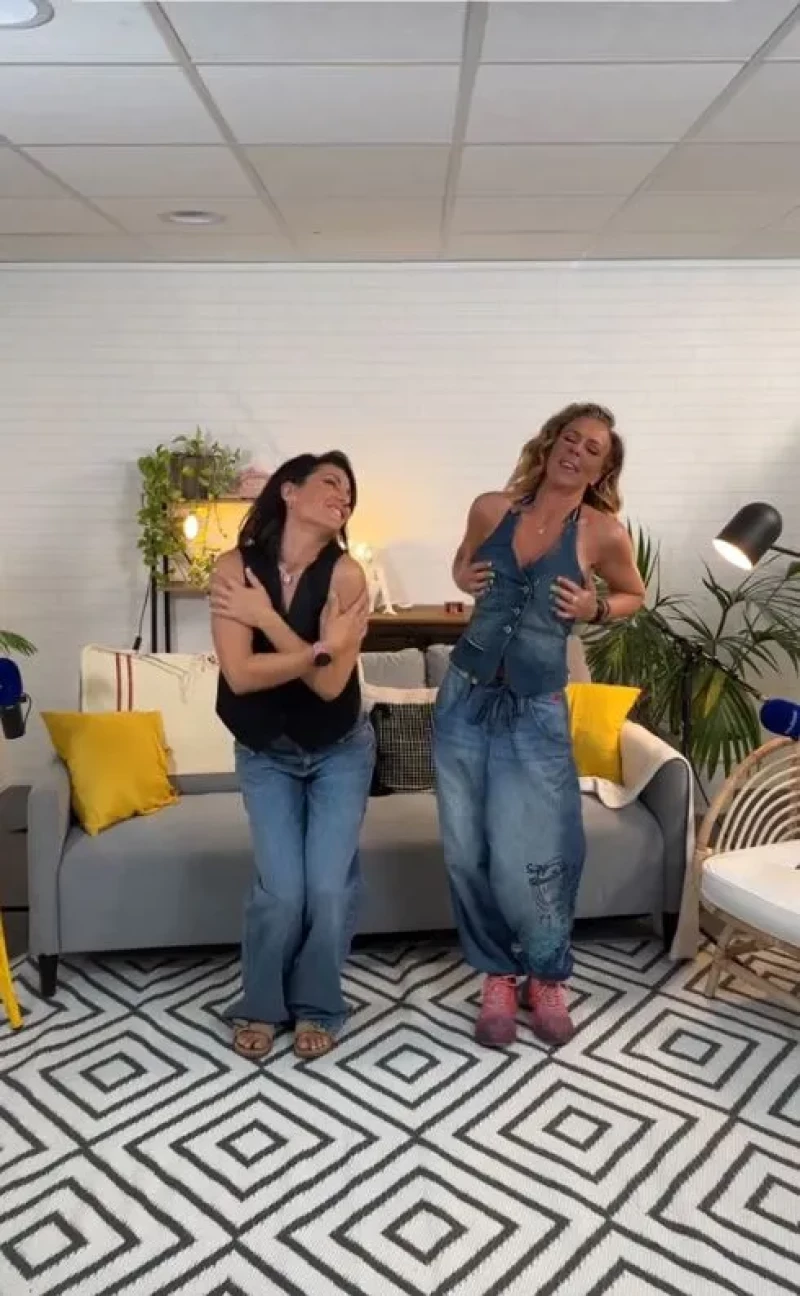 Nagore Robles y Rocío Carrasco bailando 'Como una ola'.