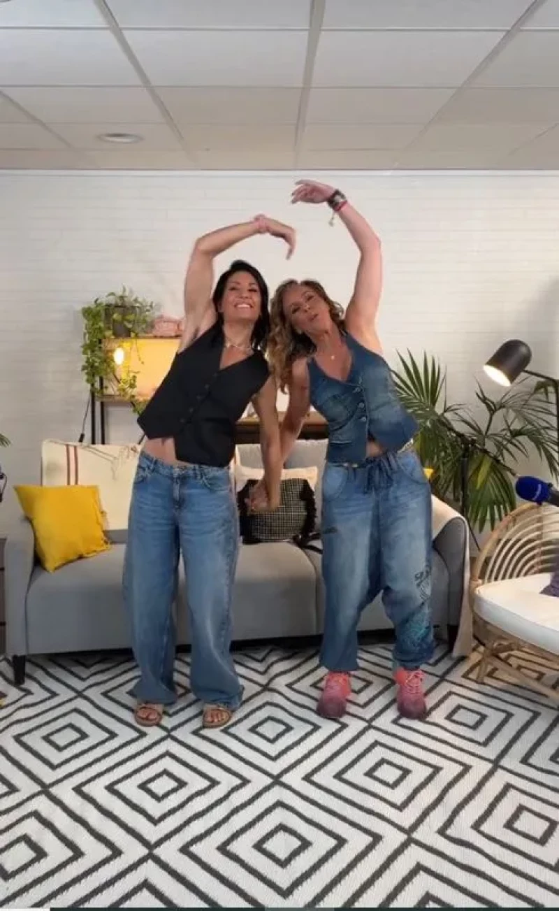 Rocío Carrasco y Nagore Robles bailando 'Como una ola'.