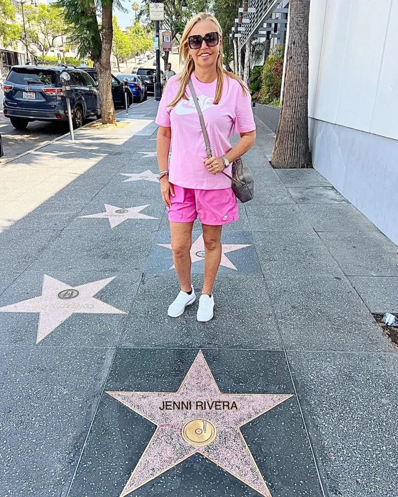 Belén Esteban con la estrella de Jenny Rivera del Paseo de la Fama de Los Ángeles.