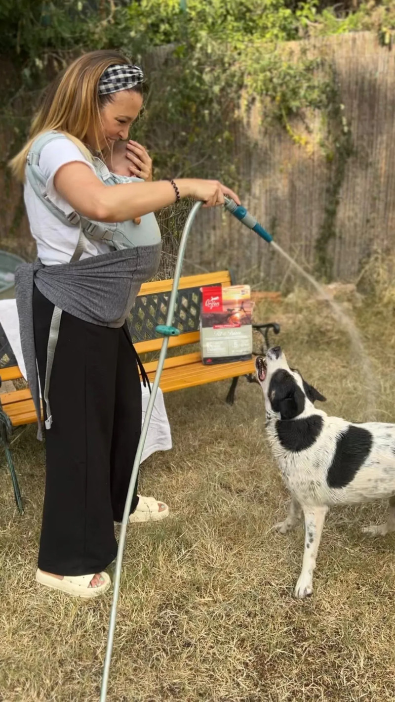 Gisela con su hijo y su perro.