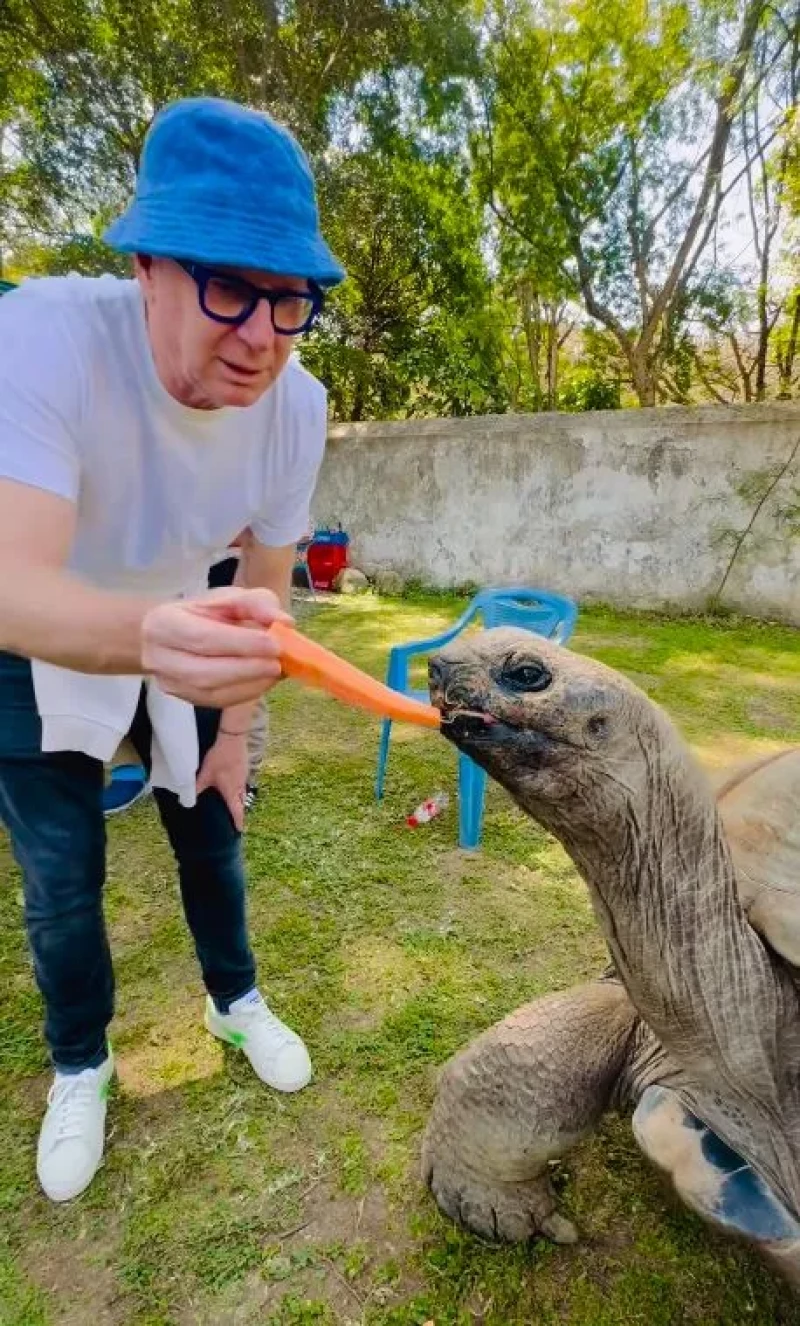 Jorge Cadaval dando de comer a una tortuga.