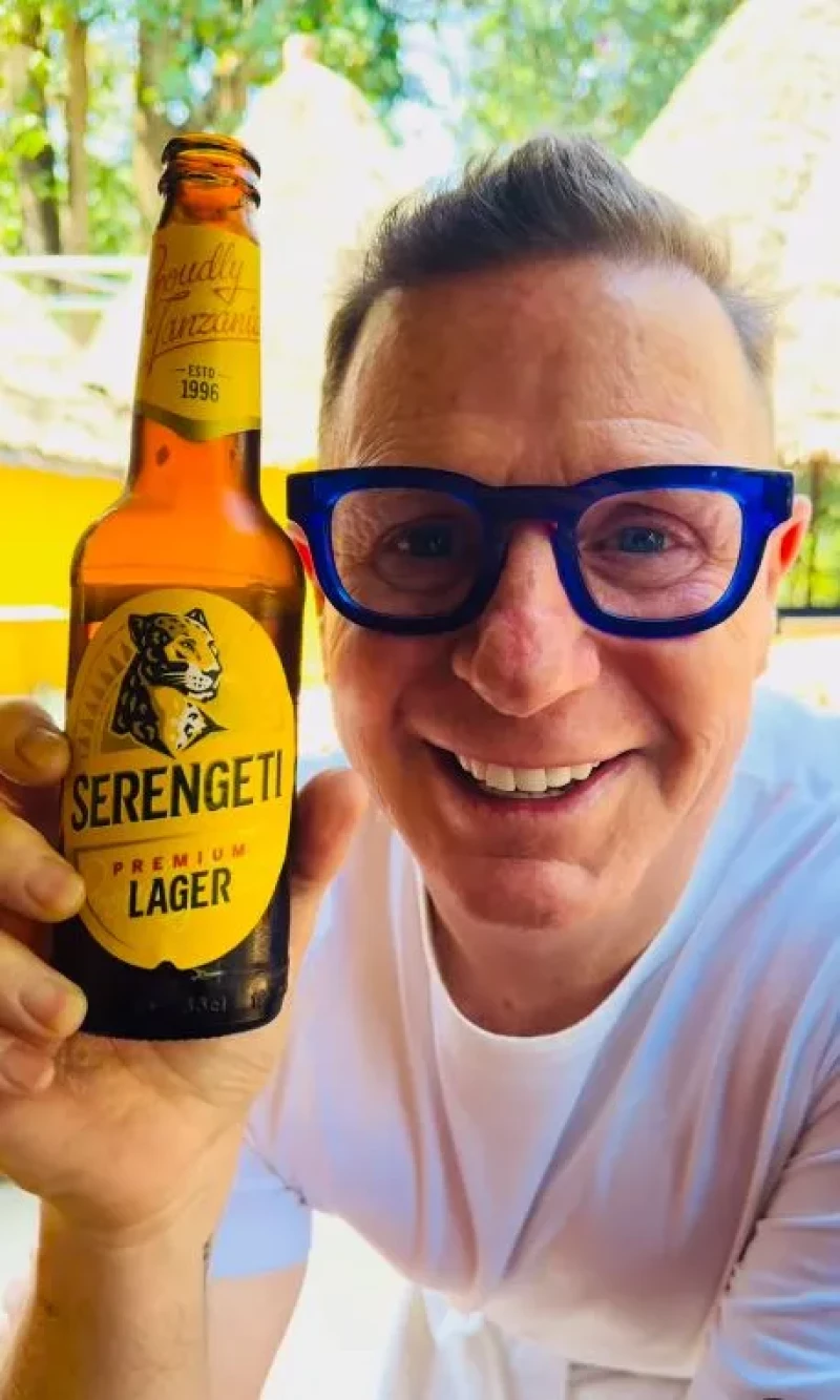 Jorge Cadaval bebe cerveza del Serengeti.