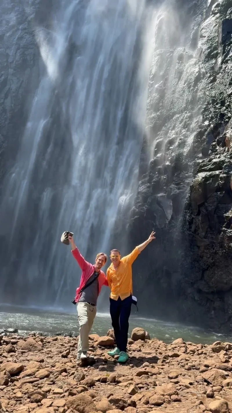 Jorge Cadaval y Ken Appledorn en las cascadas de Materuni.