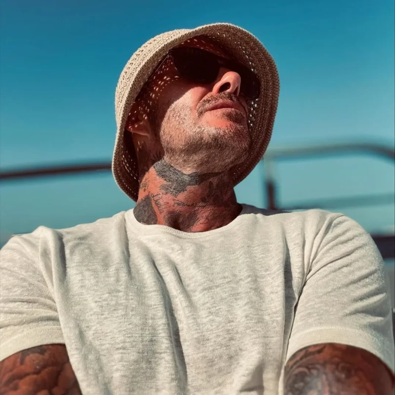 David Beckham posa con su sombrero y sus gafas de sol.