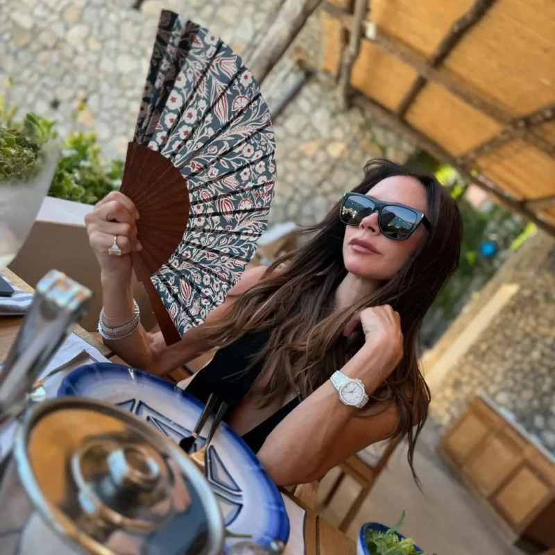 Victoria Beckham posando en un restaurante.