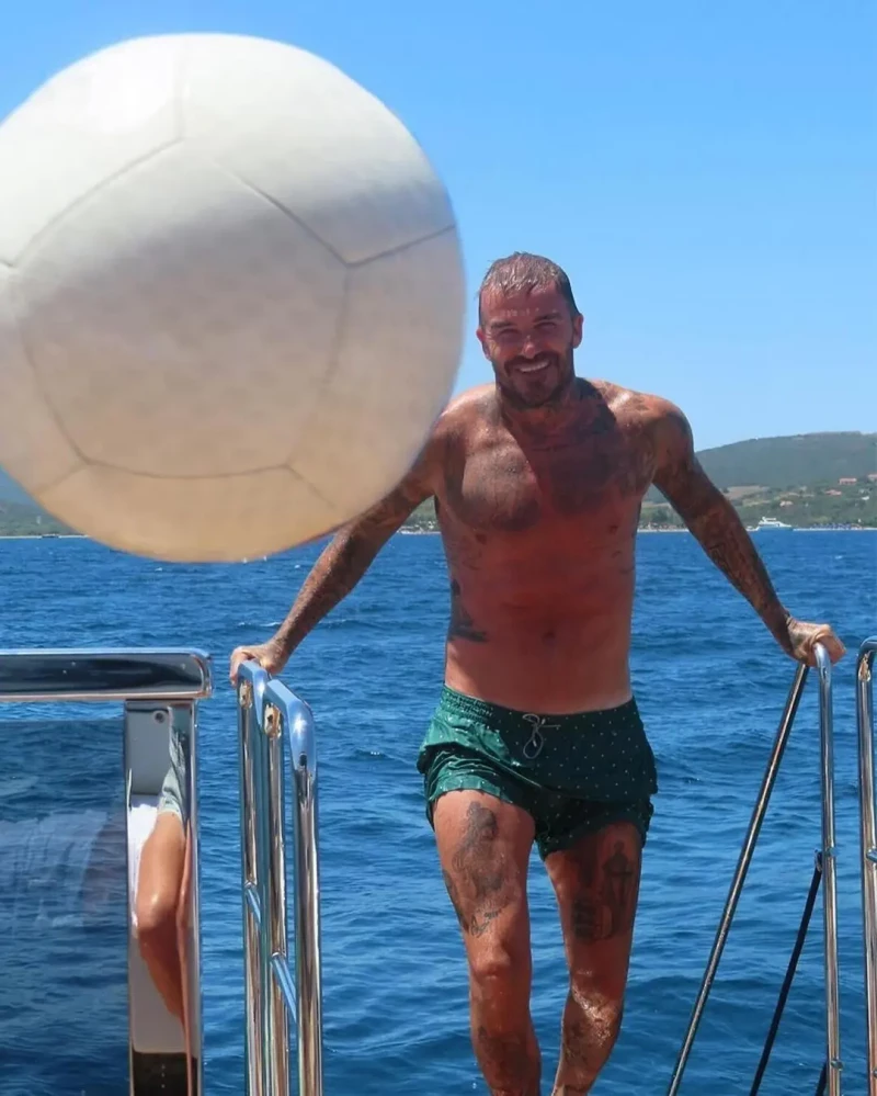 David Beckham subiendo a un barco en bañador.