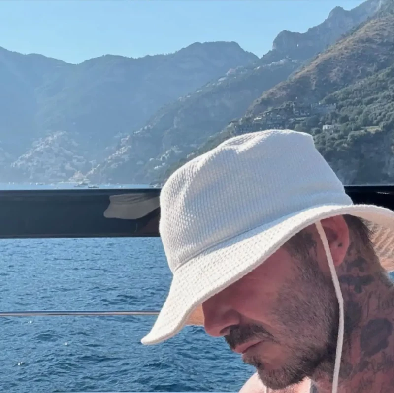 David Beckham escuchando música en un barco.