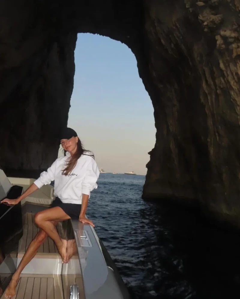 Victoria Beckham posando en la cubierta de un barco durante una excursión a unas cuevas.