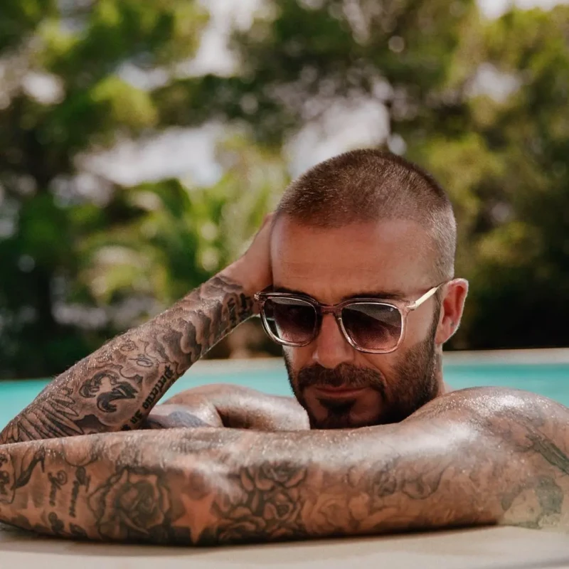 David Beckham posando con gafas de sol.