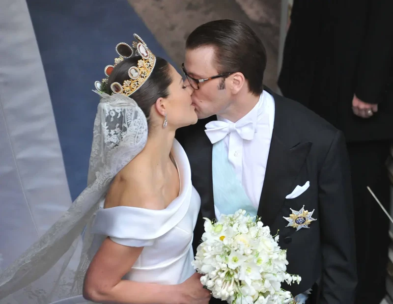 Victoria de Suecia y Daniel Westling besándose el día de su boda.