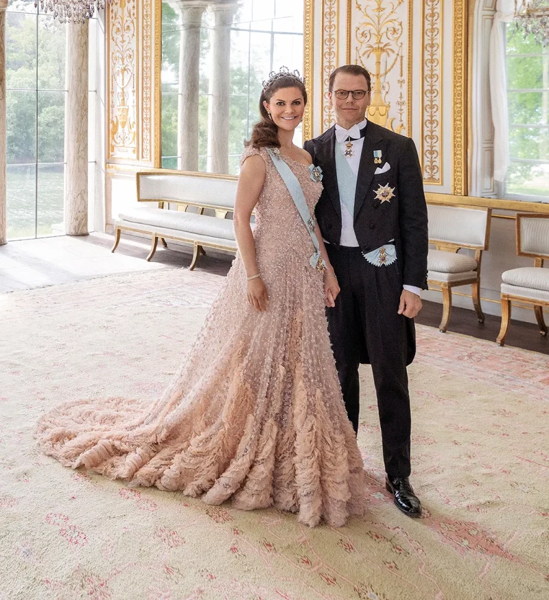 Victoria de Suecia y Daniel Westling vestidos de gala en su palacio.