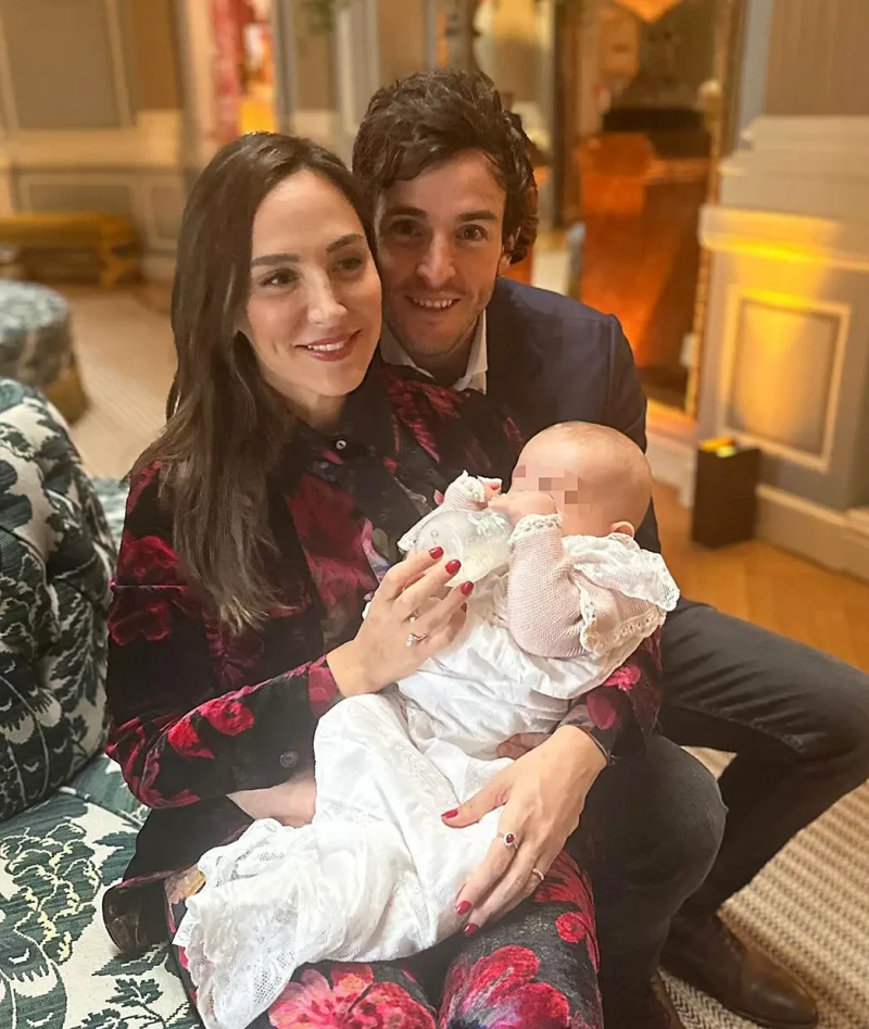 Tamara Falcó e Íñigo Onieva posando con su sobrino Martín en brazos.