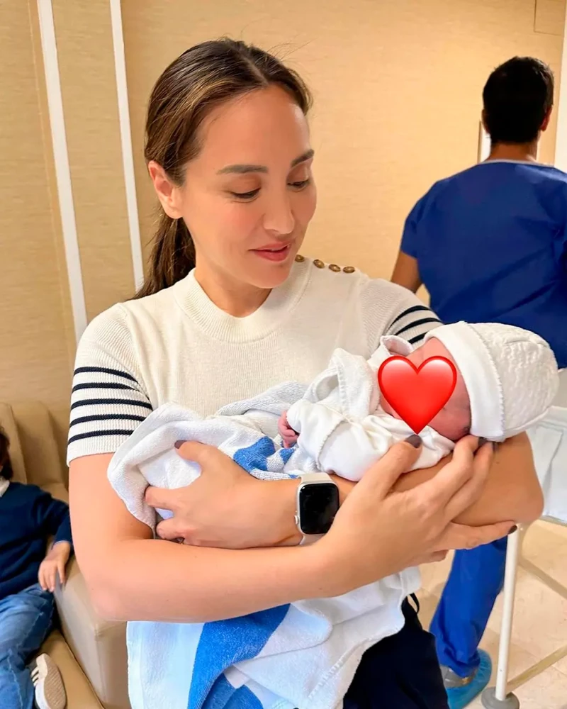 Tamara Falcó con su sobrina Philippa en brazos.