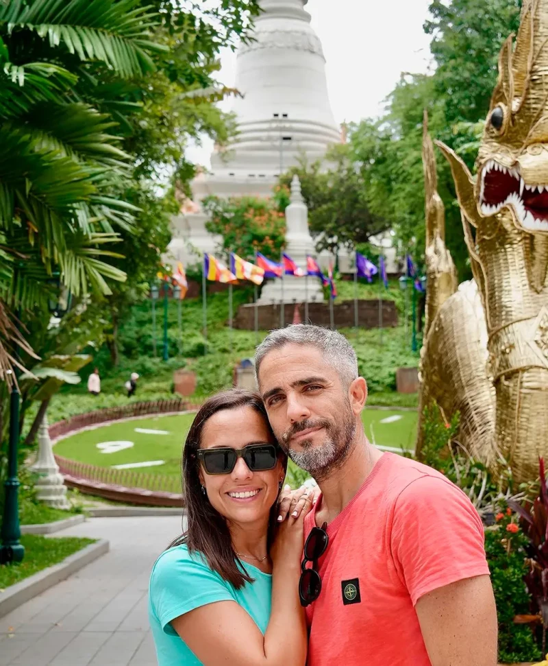 Roberto Leal y su mujer, Sara Rubio, por las naturalezas frondosas de Camboya.